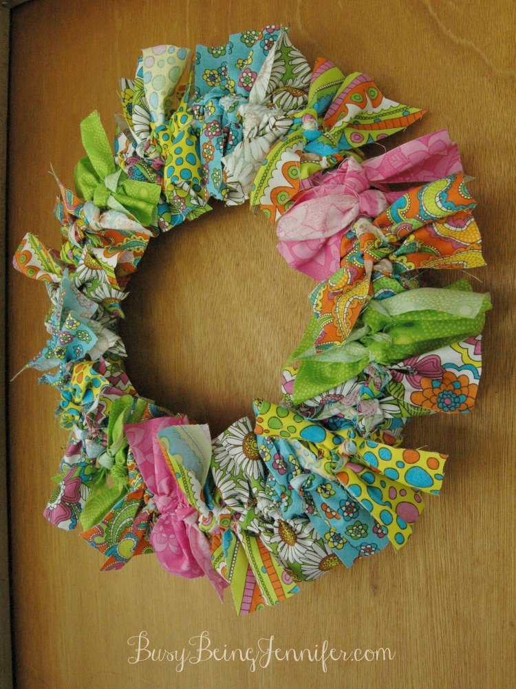 Easy Fabric Wreath - BusyBeingJennifer.com #101HandmadeDays