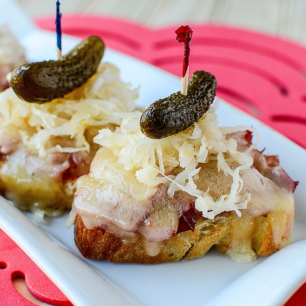 Delicious Mini Rueben Bites - the perfect appetizer! from busybeingjennifer.com