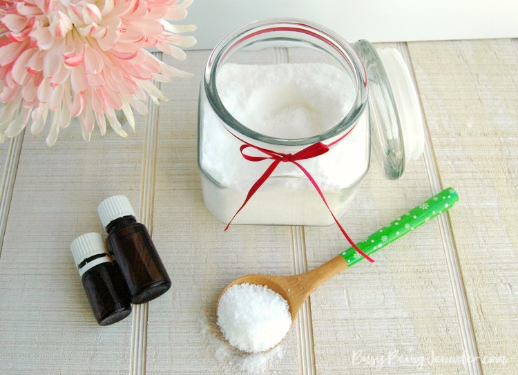 You've got to try these DIY Fizzing Vanilla Peppermint Bath Salts Recipe from BusyBeingJennifer.com!