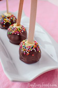 Easy and Delicious Milk Chocolate Cake Pops - BusyBeingJennifer.com