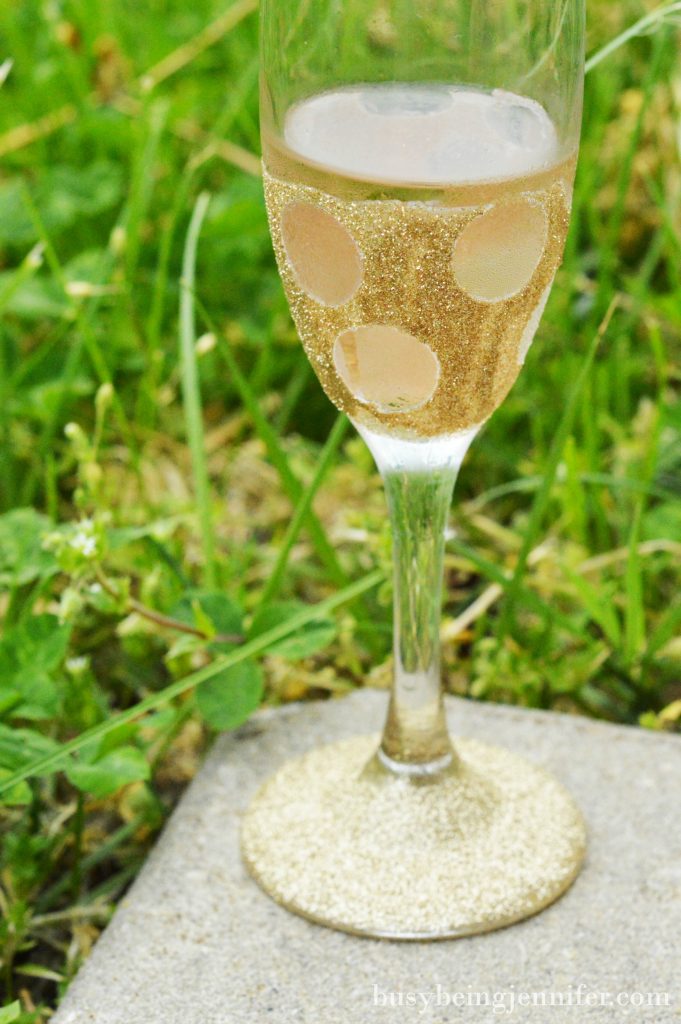 DIY Polka Dot Glitter Wine Glasses - Perfect for summertime entertaining or girls night in! - BusyBeingJennifer.com
