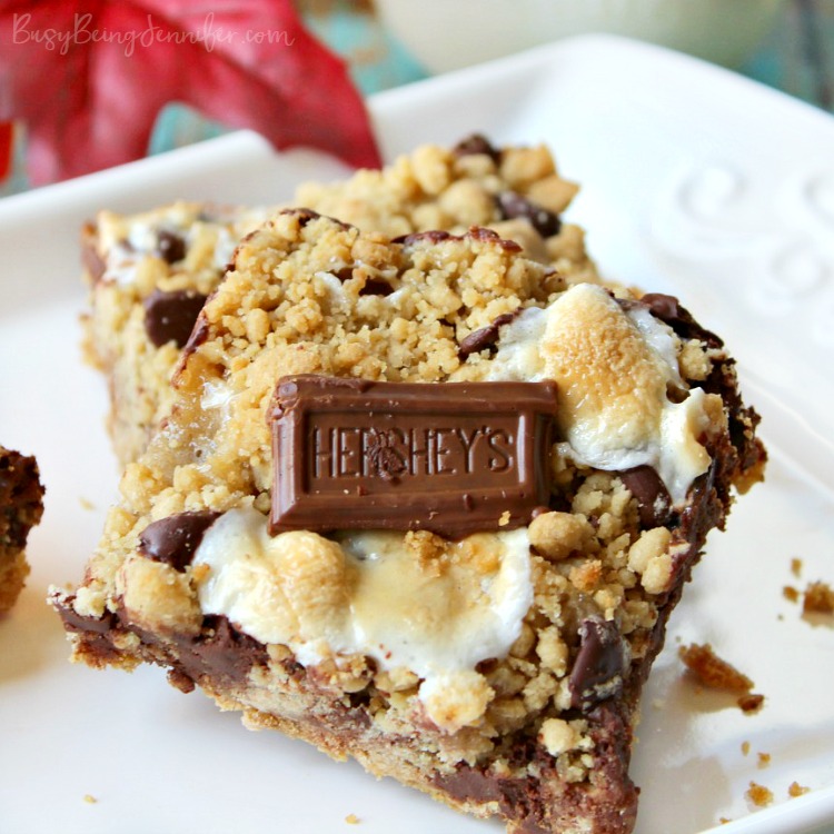 Oooey Gooey S'mores Bars - The perfect treat to satisfy those chocolatey cravings! - BusyBeingJennifer.com