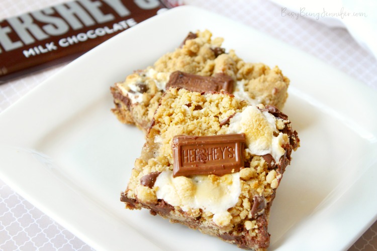 Oooey Gooey S'mores Bars - The perfect treat to satisfy those chocolatey cravings! - BusyBeingJennifer.com