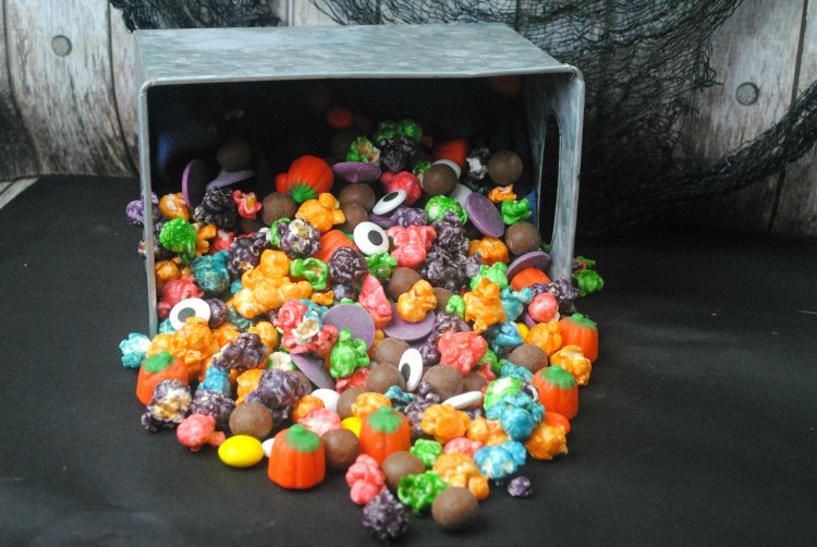Doesn't this Halloween Monster Crunch Mix look colorful and tasty?!?! Its the perfect snack for all your Halloween parties!