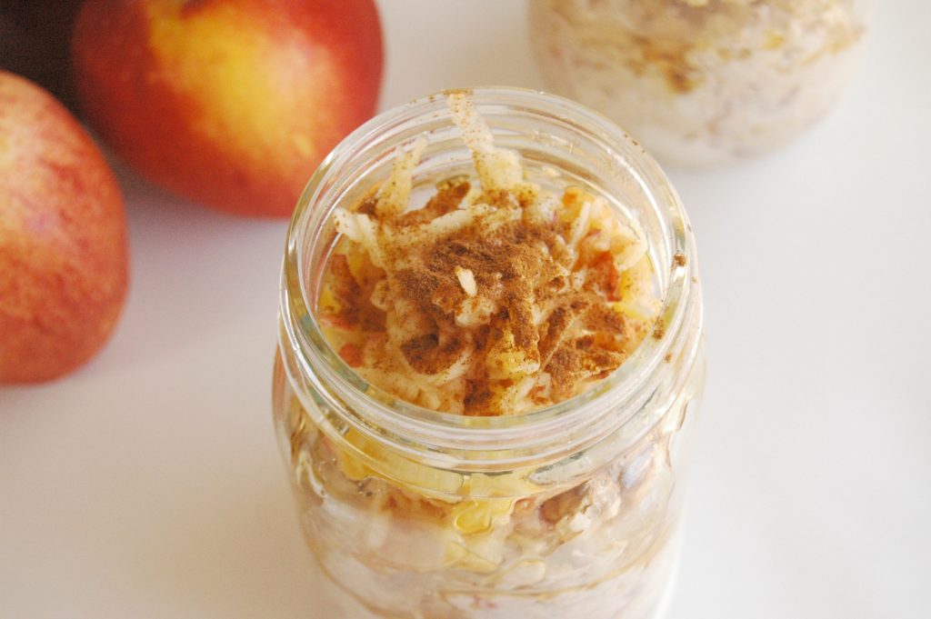 If you love apple pie, than you're going to LOVE this Honey Apple Cinnamon Overnight Oats Recipe! Cause who doesn't love dessert for breakfast? This is totally a healthy and delicious overnight oats recipe that the whole family will love!