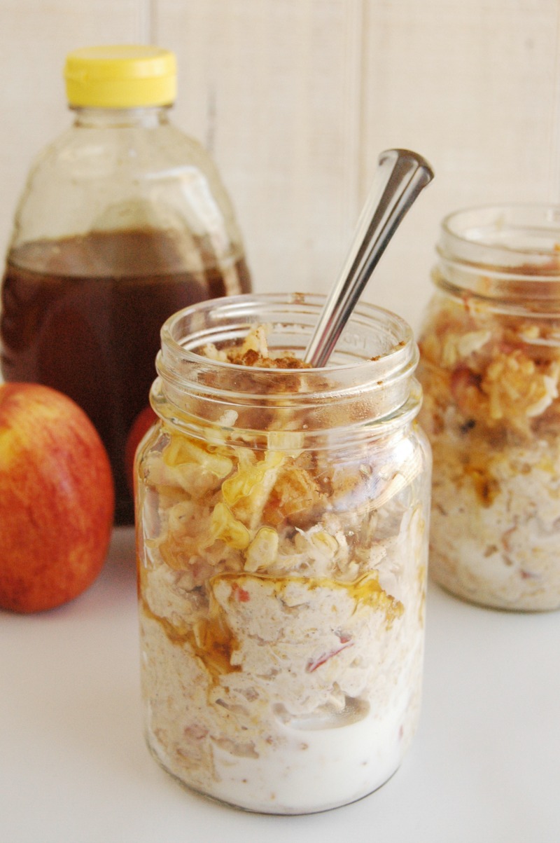 If you love apple pie, than you're going to LOVE this Honey Apple Cinnamon Overnight Oats Recipe! Cause who doesn't love dessert for breakfast? This is totally a healthy and delicious overnight oats recipe that the whole family will love!