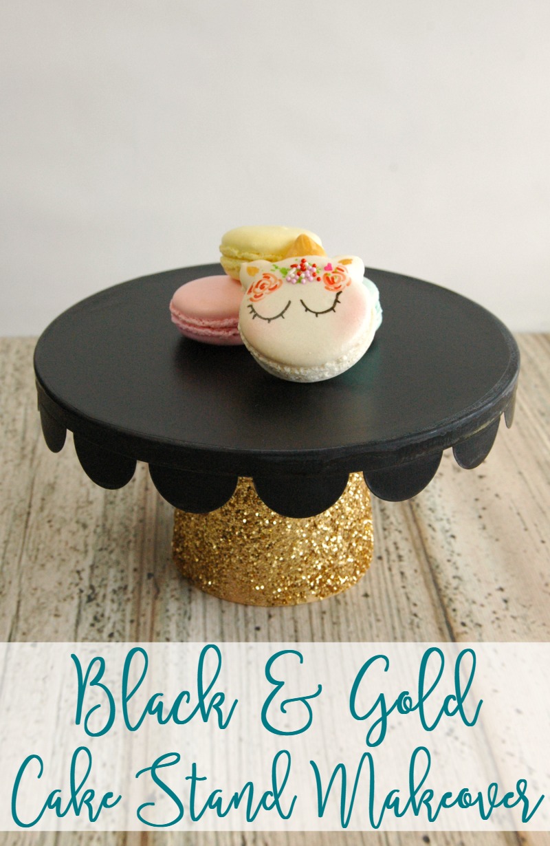 I am so in love with this DIY black and gold glitter cake stand! I want to use it every day! Hmmm... cake every day... not a bad idea ;)