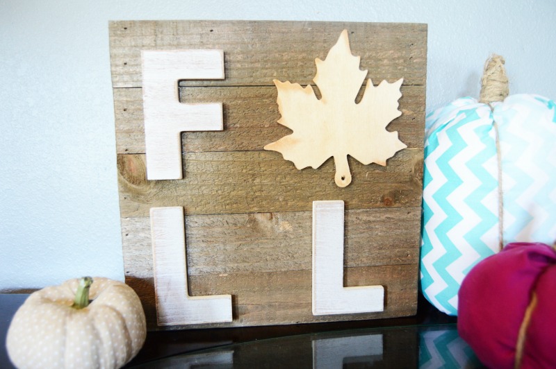 This Easy DIY Fall Leaf Sign was the perfect thing to add to the fall decor rotation! And an easy project to make in less than 30 minutes!