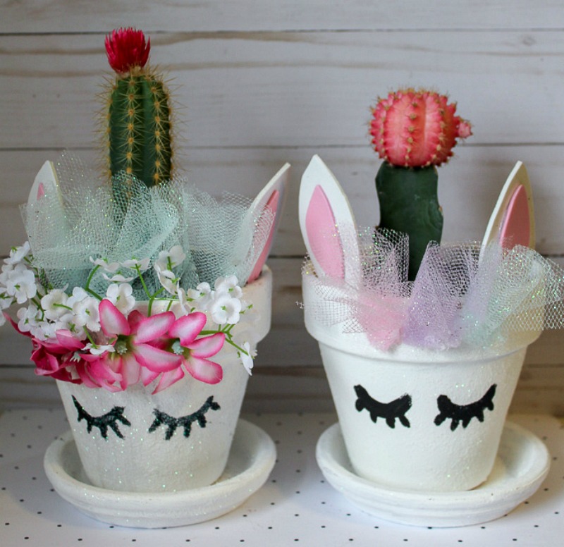 In the mood to get crafty? This unicorn cactus is SUPER CUTE, fun to make and fun to gift! Grab your supplies and lets get to making