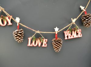 This Rustic Pinecone Garland is adorable! Looks like an easy holiday decor craft! It would look so cute hanging over the fireplace