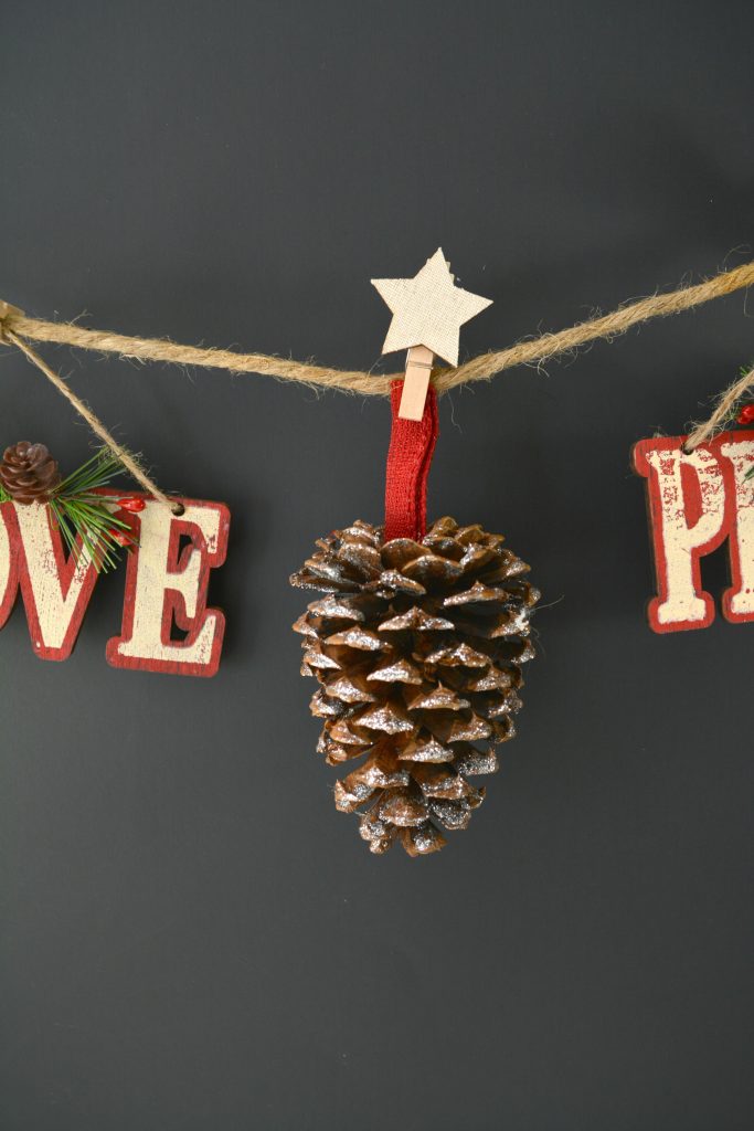 This Rustic Pinecone Garland is adorable! Looks like an easy holiday decor craft! It would look so cute hanging over the fireplace