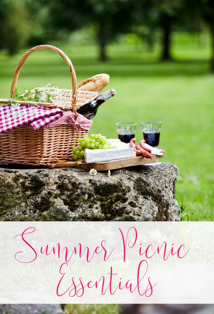 I love picnics! LOVE them! Whether its by myself or with some friends, all I need is some good food, fresh air and these summer picnic essentials!