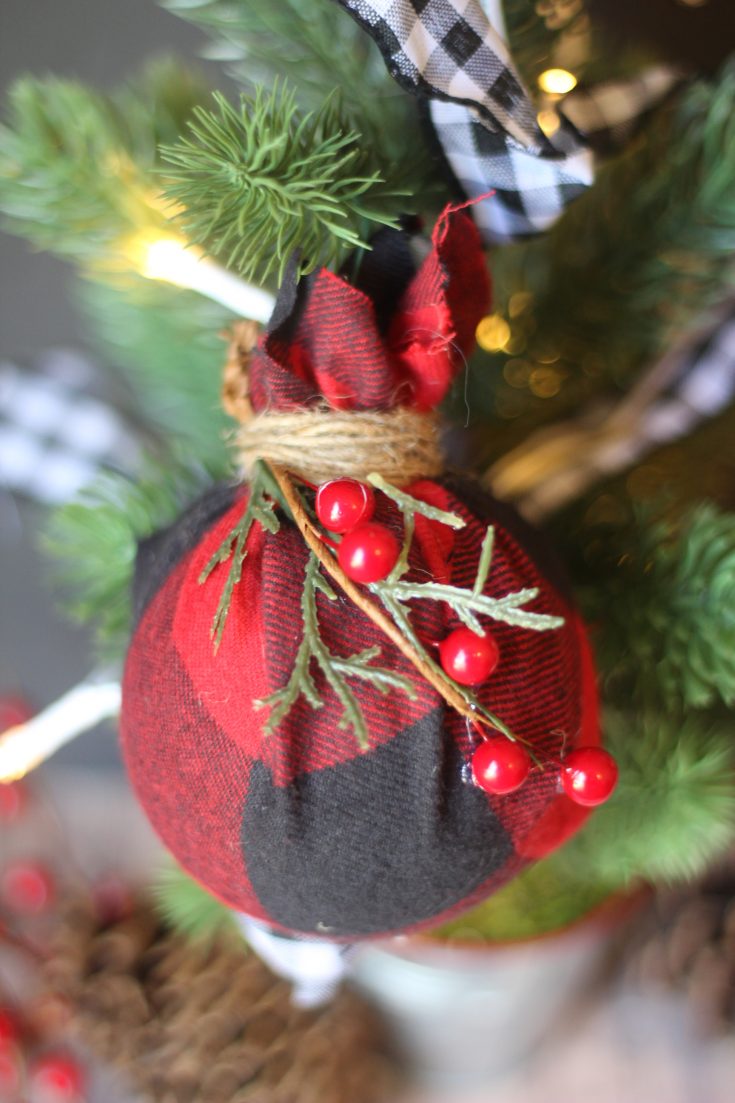 I love the fresh clean farmhouse look of buffalo check year round but I also love incorporating it into my Christmas decorating! Just like this Buffalo Check Ball Ornament.