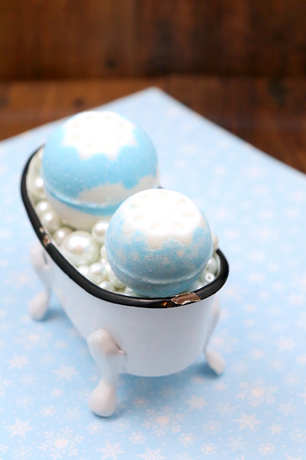 I adore winter and all the fun DIY ideas around it. And this recipe for blue and white wintery bath bombs are so fun, they make a great handmade gift idea or a fun way to relax in your own tub.
