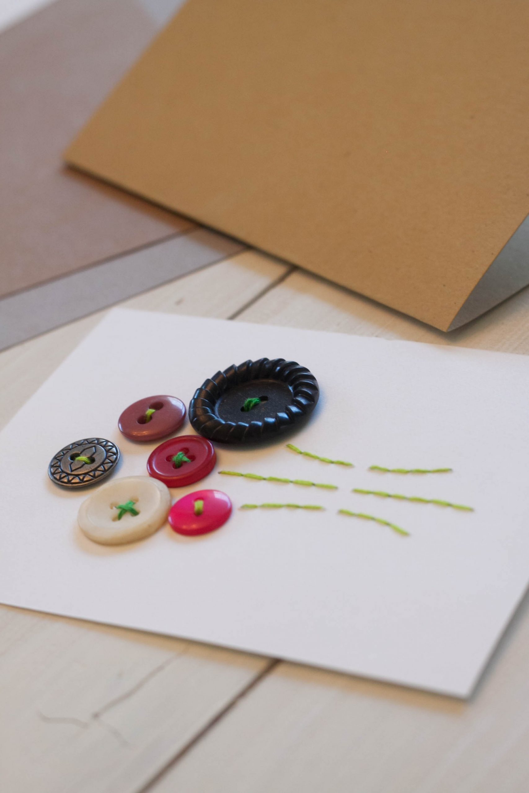 This DIY Button Embroidery Cards tutorial is so easy, and the simple embroidery pattern is seriously perfect for a beginner emboider-er.