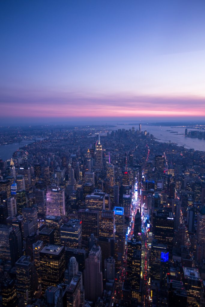 New York City offers so many things to do, both during the day and at night, but night time in the Big Apple has it sown kind of magic! So lets explore the essential elements of an evening in NYC!